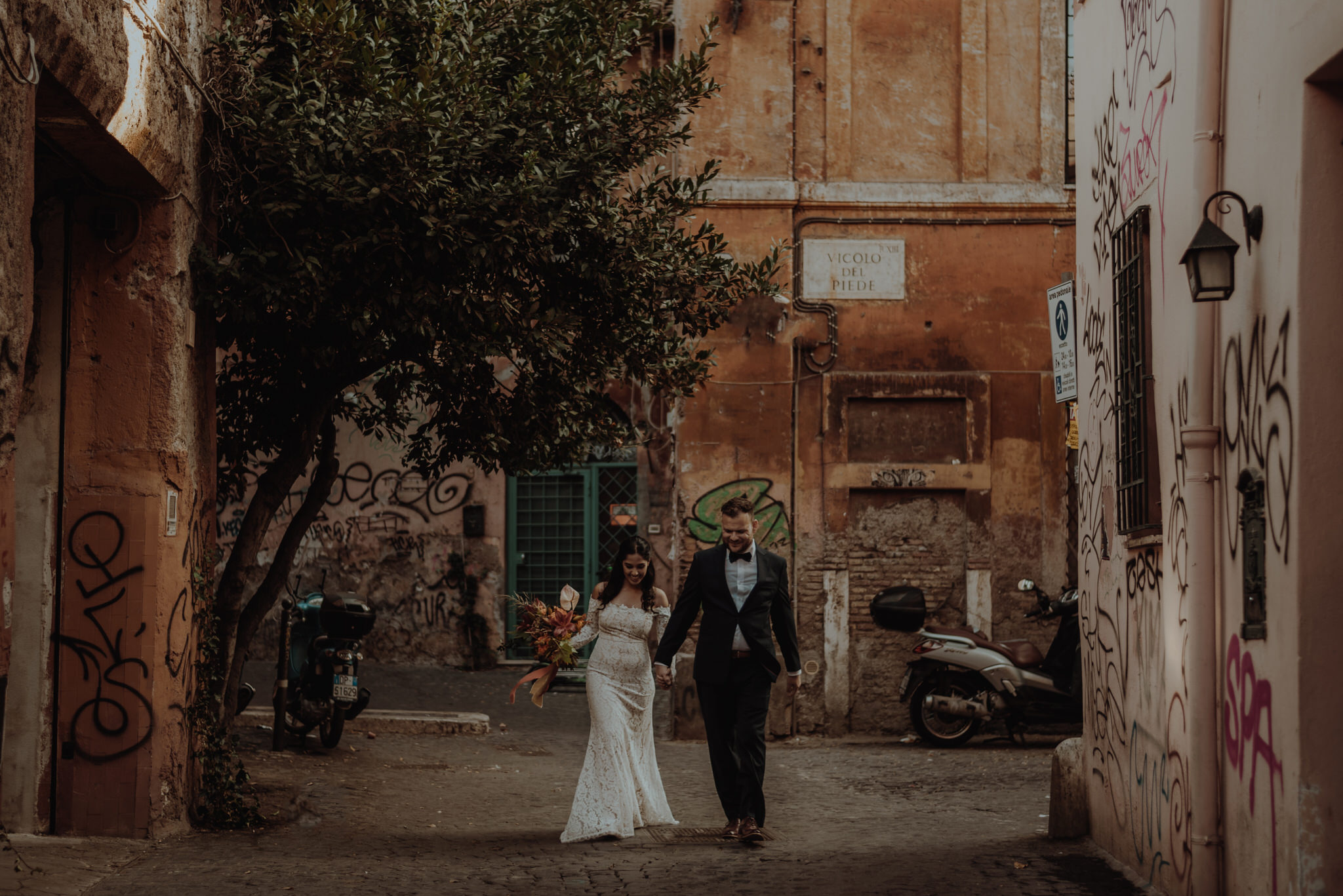 Honeymoon session in Trastevere, the real heart of the city